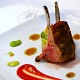 Carré d’agneau rôti, gratin de macaroni et crème d’ail