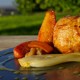 Chapon farci au foie gras, coings au banyuls