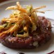 Tartare de bœuf fumé, pignon de pin et vinaigre balsamique